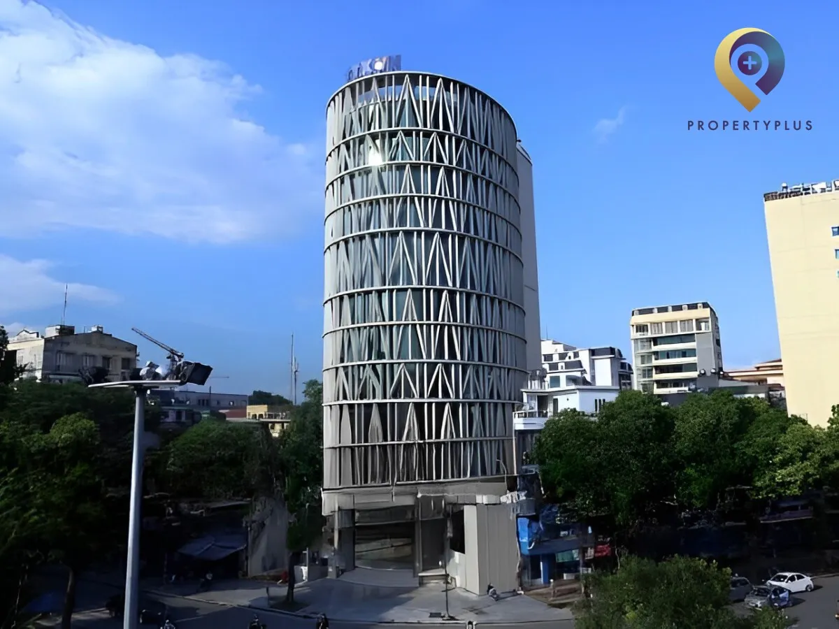 Toàn cảnh tòa nhà Trung Tâm Truyền Hình Thông Tấn nổi bật giữa trung tâm quận Hoàn Kiếm.
